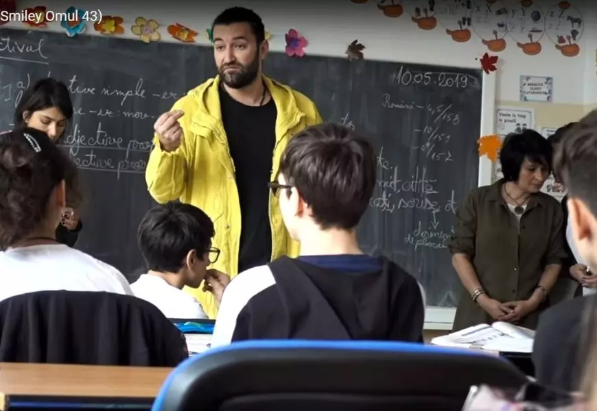 Smiley i-a urat „La mulți ani” unui copil cu probleme, terorizat de colegi. Artistul a ținut un discurs despre bullying în fața clasei, la o școală din Rahova