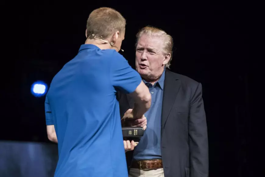 Internauții în extaz după ce Donald Trump a afișat o freză nouă înaintea vizitei din Marea Britanie