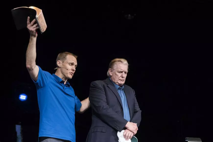 Internauții în extaz după ce Donald Trump a afișat o freză nouă înaintea vizitei din Marea Britanie