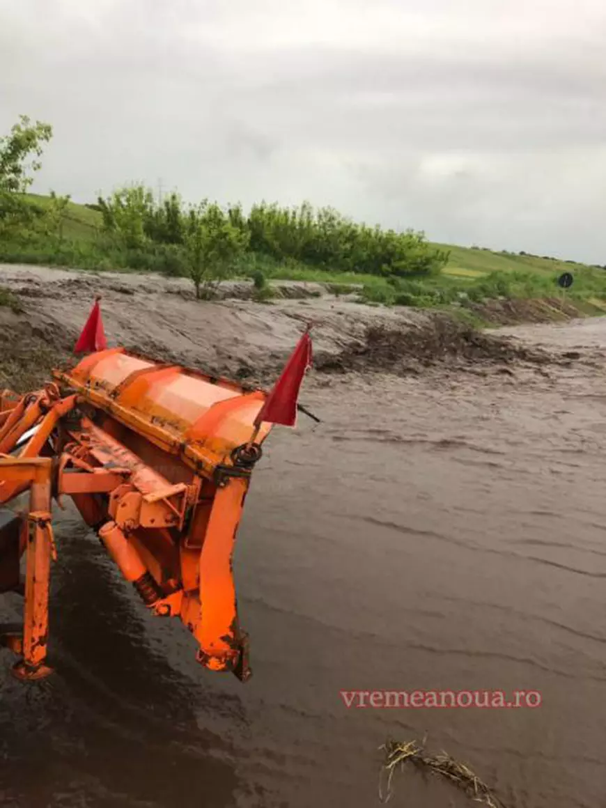 Ploile au făcut ravagii în județele Vaslui, Galați și Teleorman. Zeci de gospodării inundate și drumuri europene blocate