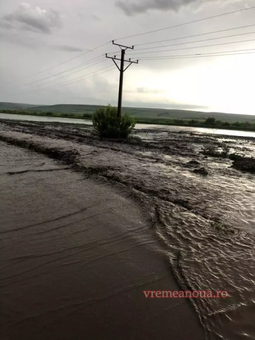 Ploile au făcut ravagii în județele Vaslui, Galați și Teleorman. Zeci de gospodării inundate și drumuri europene blocate