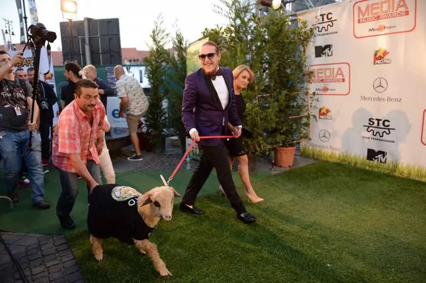 VIDEO/ Vedetele și-au pregătit bagajele pentru vacanța de vară: What’s Up cutreieră Europa în rulotă, Oana Roman își celebrează căsnicia la Cannes