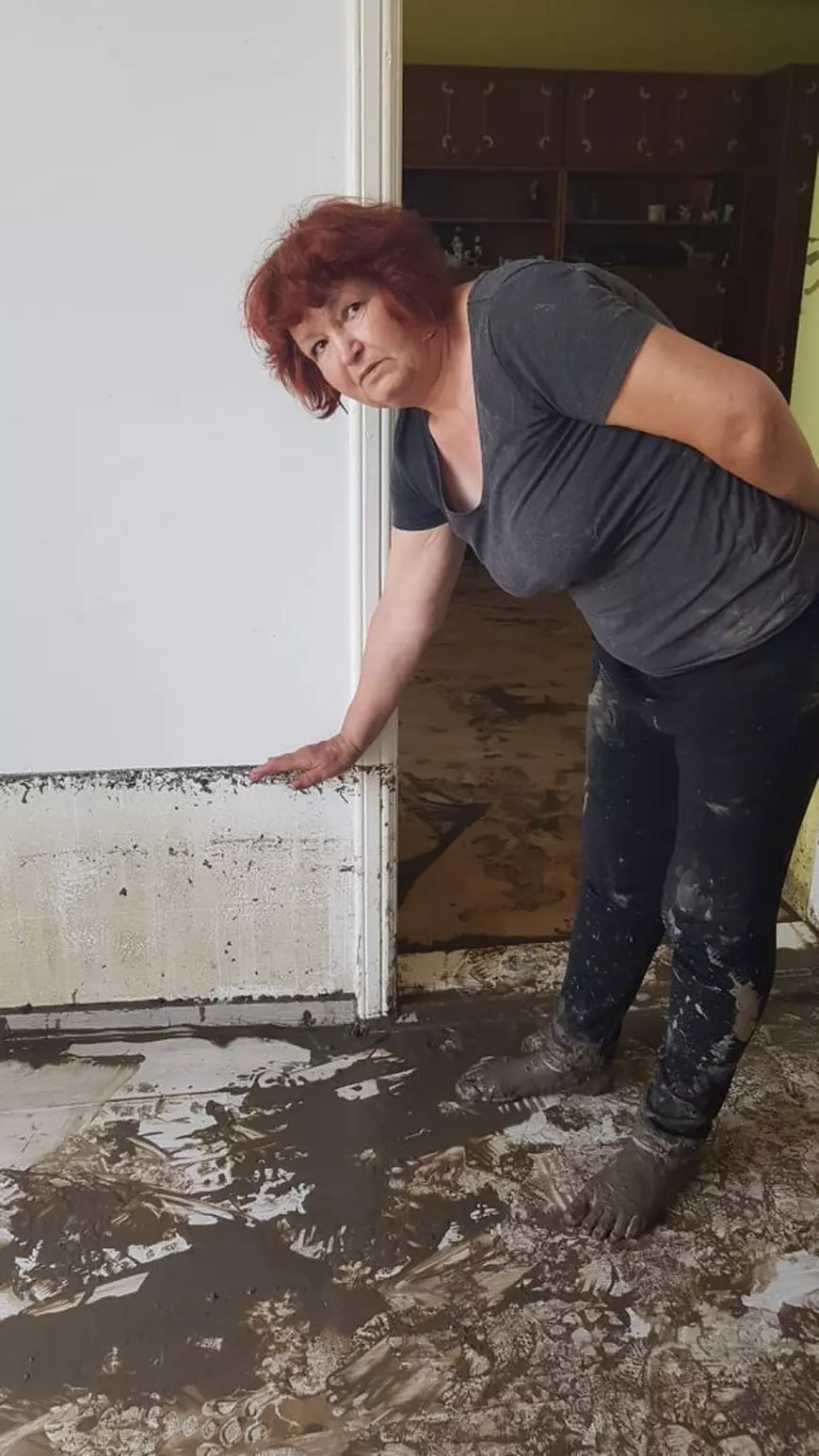 VIDEO | Inundațiile au făcut prăpăd în Huși. O familie a reușit în ultimul moment să-și salveze copilul și nepotul din mijlocul viiturii. «Fata a sărit gardul pentru că apa blocase poarta»