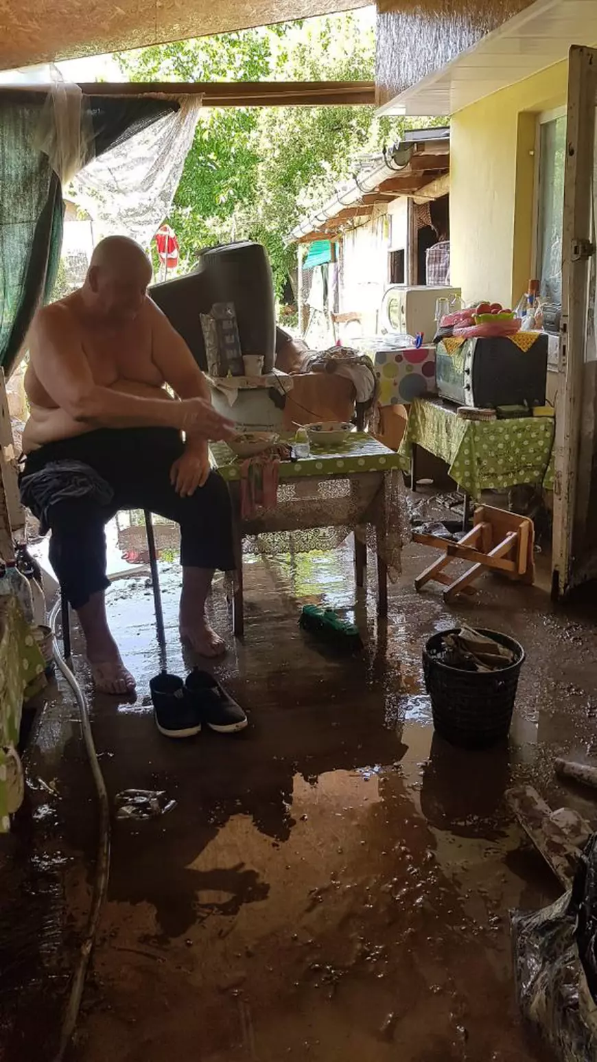 VIDEO | Inundațiile au făcut prăpăd în Huși. O familie a reușit în ultimul moment să-și salveze copilul și nepotul din mijlocul viiturii. «Fata a sărit gardul pentru că apa blocase poarta»