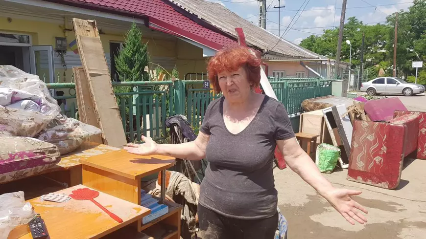 VIDEO | Inundațiile au făcut prăpăd în Huși. O familie a reușit în ultimul moment să-și salveze copilul și nepotul din mijlocul viiturii. «Fata a sărit gardul pentru că apa blocase poarta»