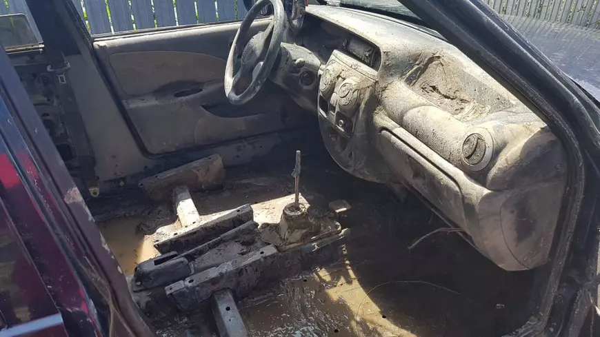 VIDEO | Inundațiile au făcut prăpăd în Huși. O familie a reușit în ultimul moment să-și salveze copilul și nepotul din mijlocul viiturii. «Fata a sărit gardul pentru că apa blocase poarta»