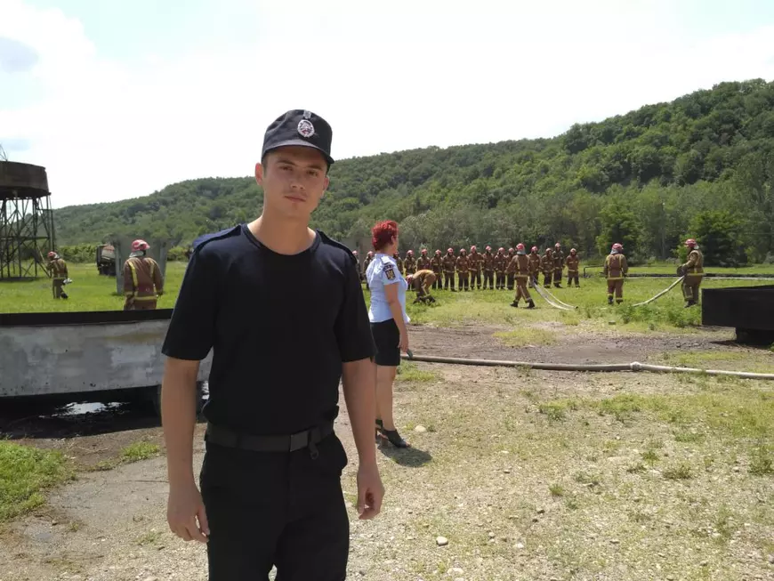 Fiul pompierului care a murit salvând doi muncitori va fi, în două luni, subofiţer ISU. Andrei Boitan și-a respectat  promisiunea făcută la 13 ani!