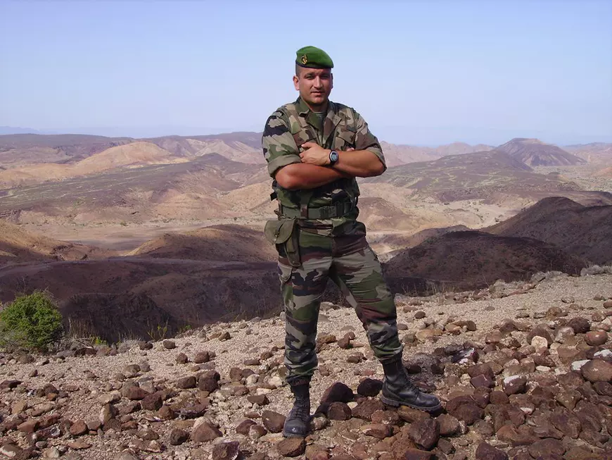 5 super-lecturi de weekend: de la confesiunea unui fost militar român din Legiunea Străină până la comunitatea de români săraci care îl înfruntă pe viceprimarul Italiei