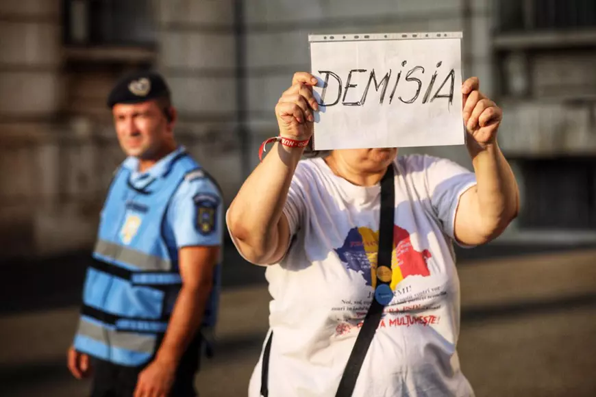Flori și candele în fața Ministerului de Interne pentru fetele dispărute în Caracal