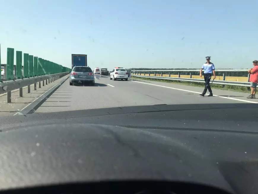 O camionetă a luat foc pe A3. Circulația a fost oprită aproape 40 de minute, iar coada formată s-a întins pe câțiva kilometri