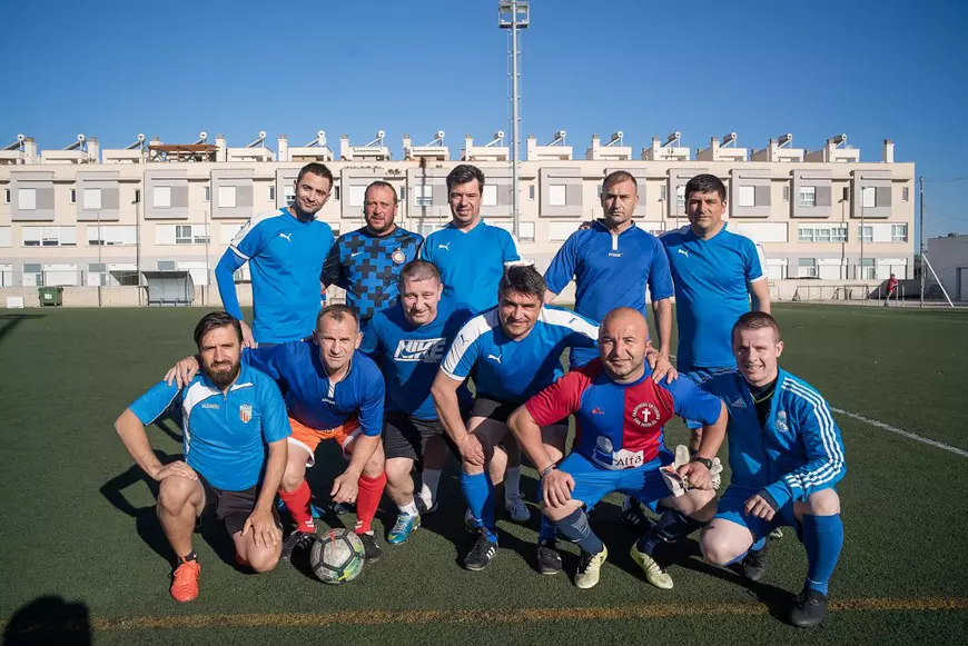 FOTOREPORTAJ/ Românii din două localități spaniole se întâlnesc duminica să joace fotbal. Sărbătoresc victoria cu mici, cabanoși, bere iberică și țuică de Pitești!