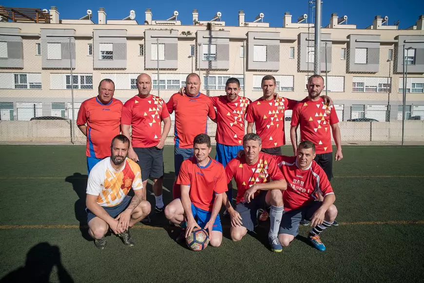 FOTOREPORTAJ/ Românii din două localități spaniole se întâlnesc duminica să joace fotbal. Sărbătoresc victoria cu mici, cabanoși, bere iberică și țuică de Pitești!