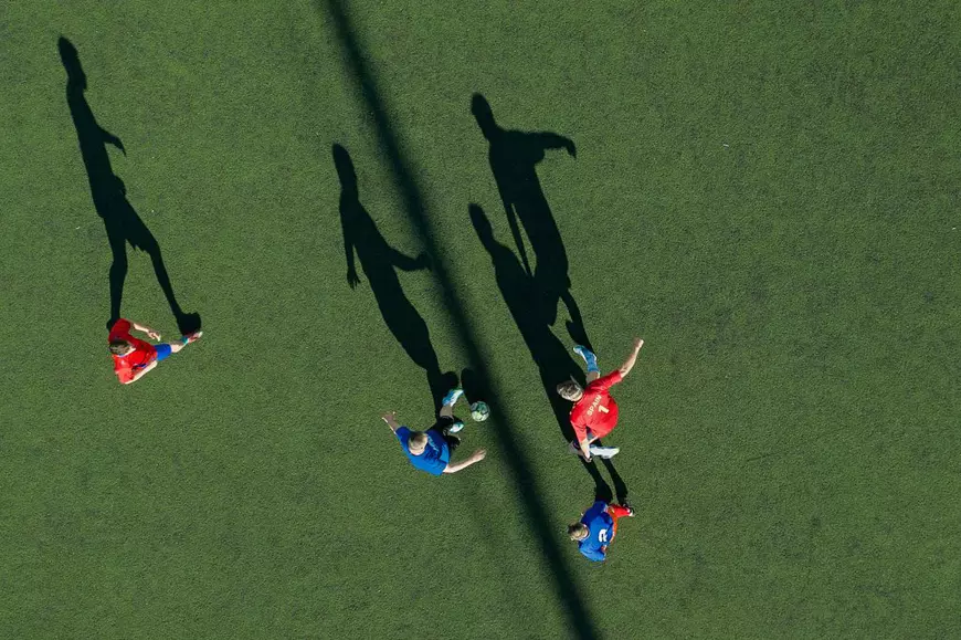 FOTOREPORTAJ/ Românii din două localități spaniole se întâlnesc duminica să joace fotbal. Sărbătoresc victoria cu mici, cabanoși, bere iberică și țuică de Pitești!