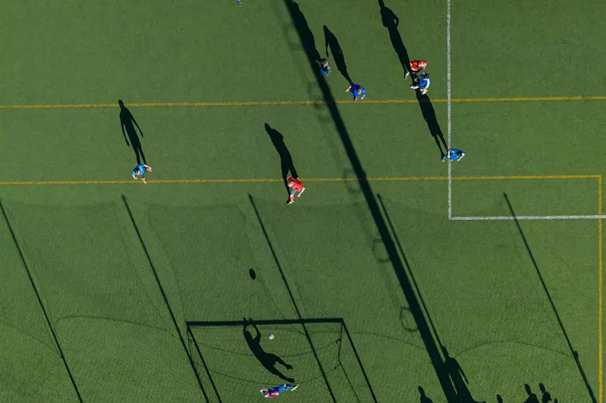 FOTOREPORTAJ/ Românii din două localități spaniole se întâlnesc duminica să joace fotbal. Sărbătoresc victoria cu mici, cabanoși, bere iberică și țuică de Pitești!