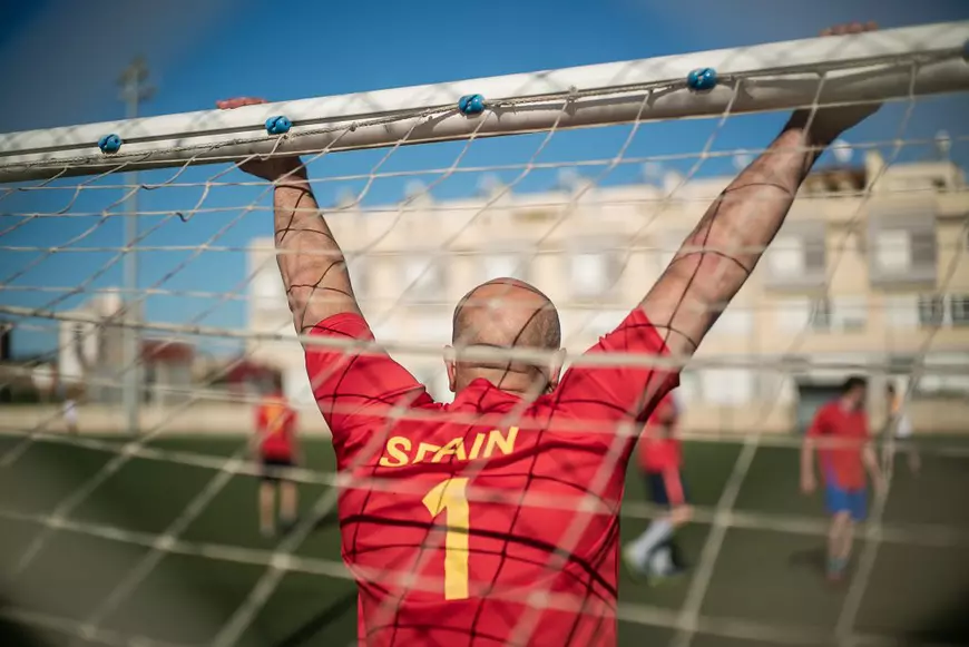 FOTOREPORTAJ/ Românii din două localități spaniole se întâlnesc duminica să joace fotbal. Sărbătoresc victoria cu mici, cabanoși, bere iberică și țuică de Pitești!