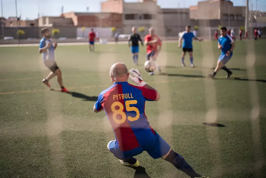 FOTOREPORTAJ/ Românii din două localități spaniole se întâlnesc duminica să joace fotbal. Sărbătoresc victoria cu mici, cabanoși, bere iberică și țuică de Pitești!