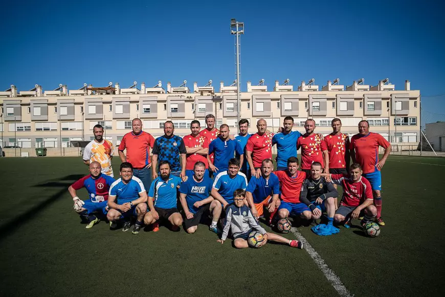 FOTOREPORTAJ/ Românii din două localități spaniole se întâlnesc duminica să joace fotbal. Sărbătoresc victoria cu mici, cabanoși, bere iberică și țuică de Pitești!