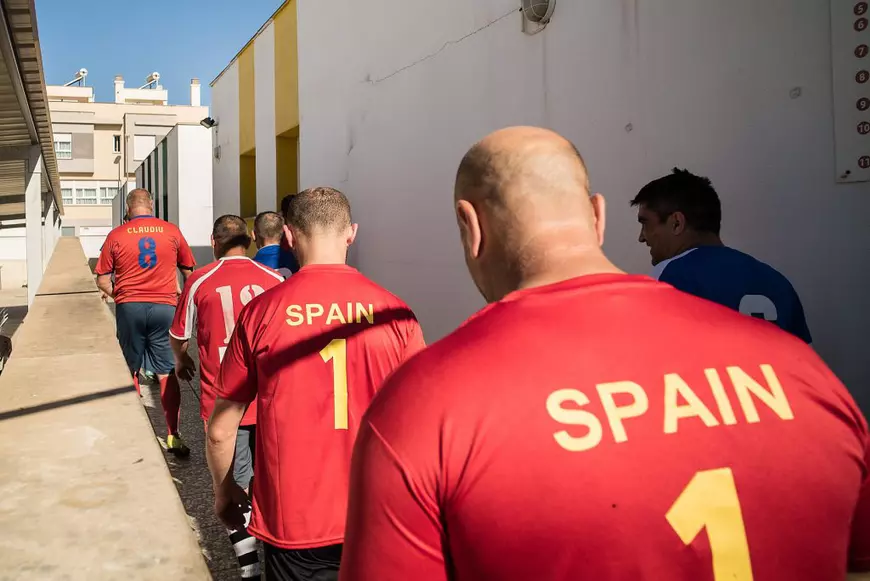 FOTOREPORTAJ/ Românii din două localități spaniole se întâlnesc duminica să joace fotbal. Sărbătoresc victoria cu mici, cabanoși, bere iberică și țuică de Pitești!