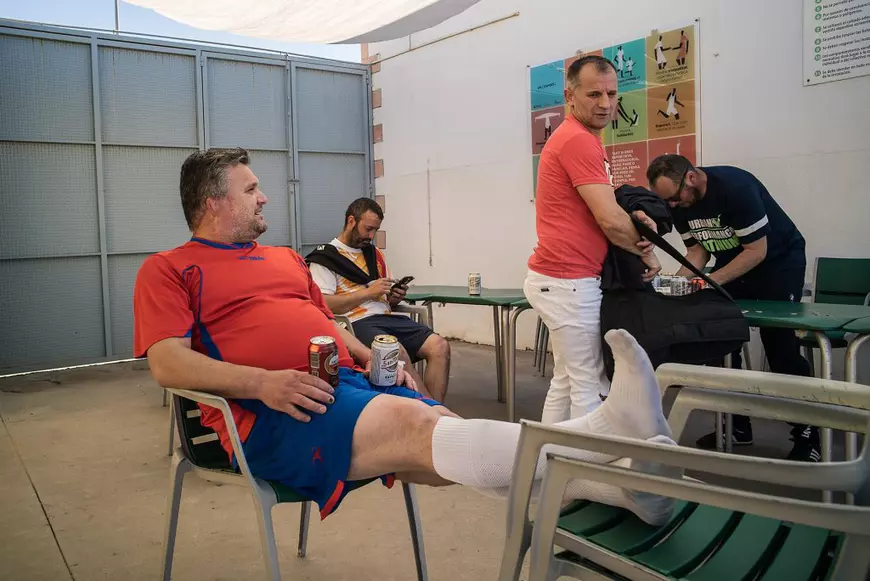 FOTOREPORTAJ/ Românii din două localități spaniole se întâlnesc duminica să joace fotbal. Sărbătoresc victoria cu mici, cabanoși, bere iberică și țuică de Pitești!