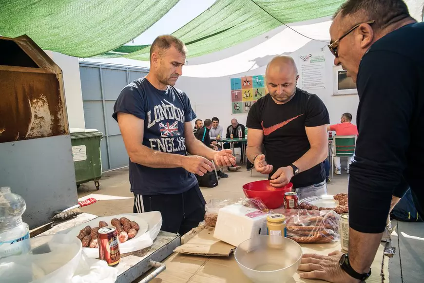 FOTOREPORTAJ/ Românii din două localități spaniole se întâlnesc duminica să joace fotbal. Sărbătoresc victoria cu mici, cabanoși, bere iberică și țuică de Pitești!