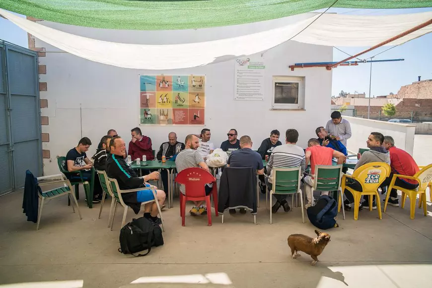 FOTOREPORTAJ/ Românii din două localități spaniole se întâlnesc duminica să joace fotbal. Sărbătoresc victoria cu mici, cabanoși, bere iberică și țuică de Pitești!