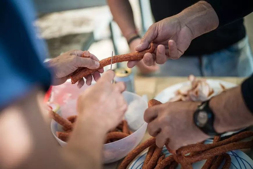 FOTOREPORTAJ/ Românii din două localități spaniole se întâlnesc duminica să joace fotbal. Sărbătoresc victoria cu mici, cabanoși, bere iberică și țuică de Pitești!