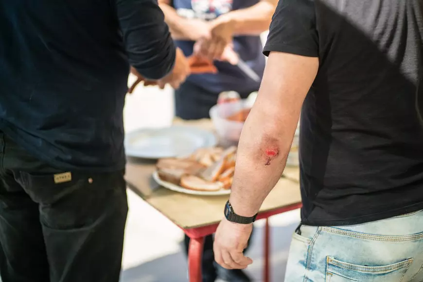 FOTOREPORTAJ/ Românii din două localități spaniole se întâlnesc duminica să joace fotbal. Sărbătoresc victoria cu mici, cabanoși, bere iberică și țuică de Pitești!