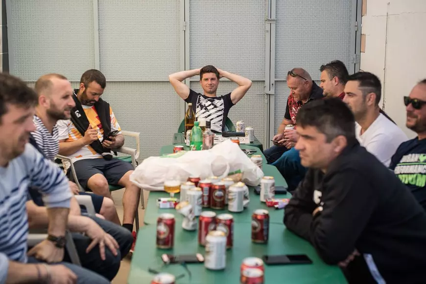 FOTOREPORTAJ/ Românii din două localități spaniole se întâlnesc duminica să joace fotbal. Sărbătoresc victoria cu mici, cabanoși, bere iberică și țuică de Pitești!