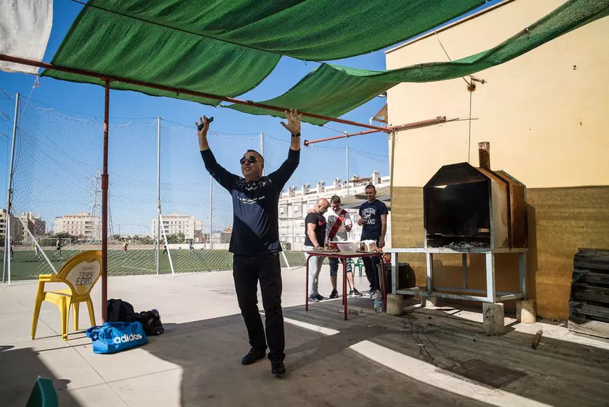 FOTOREPORTAJ/ Românii din două localități spaniole se întâlnesc duminica să joace fotbal. Sărbătoresc victoria cu mici, cabanoși, bere iberică și țuică de Pitești!