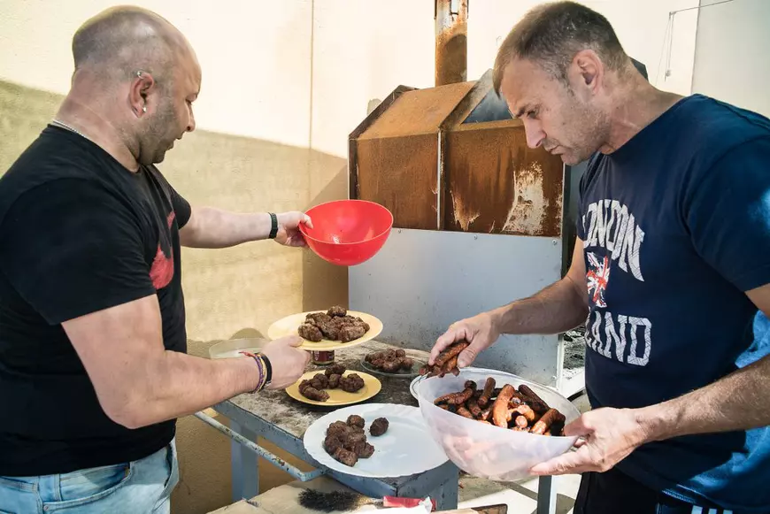 FOTOREPORTAJ/ Românii din două localități spaniole se întâlnesc duminica să joace fotbal. Sărbătoresc victoria cu mici, cabanoși, bere iberică și țuică de Pitești!