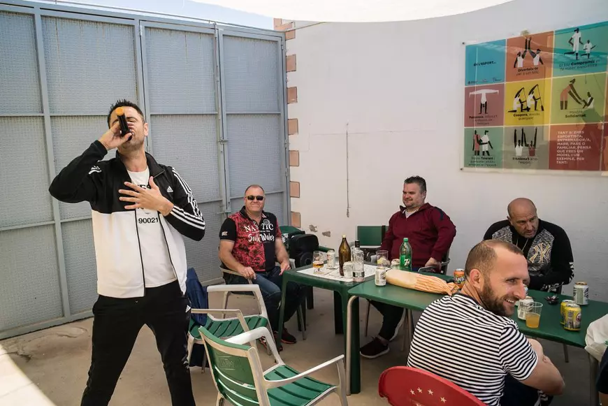 FOTOREPORTAJ/ Românii din două localități spaniole se întâlnesc duminica să joace fotbal. Sărbătoresc victoria cu mici, cabanoși, bere iberică și țuică de Pitești!