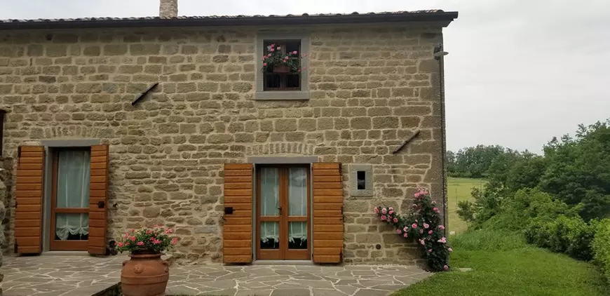 Am stat la ferma pe unde treceau, acum aproape 1.000 de ani, pelerinii români în drum spre Vatican! Italianul Mauro Mancini îngrijește construcția care a fost, pe vremuri, spital medieval