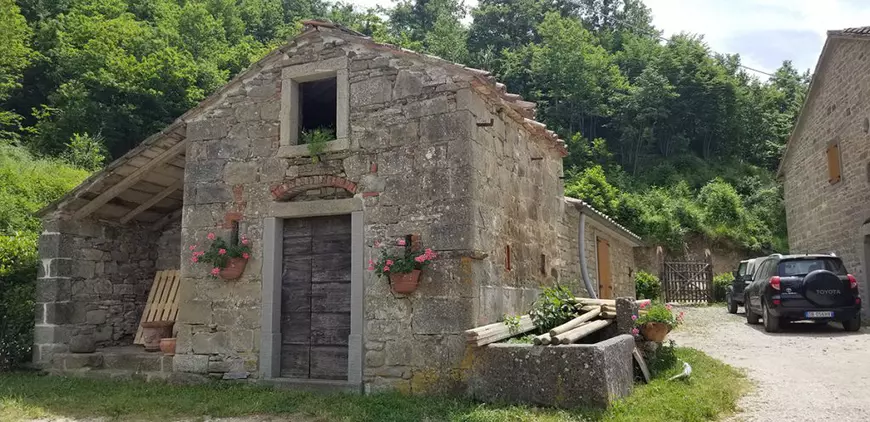 Am stat la ferma pe unde treceau, acum aproape 1.000 de ani, pelerinii români în drum spre Vatican! Italianul Mauro Mancini îngrijește construcția care a fost, pe vremuri, spital medieval