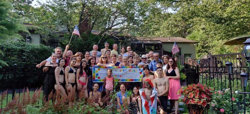 Petrecere românească la New York pentru Sorina, fetița din Baia de Aramă adoptată de o familie din America. Cum se simte copila în noua ei viață
