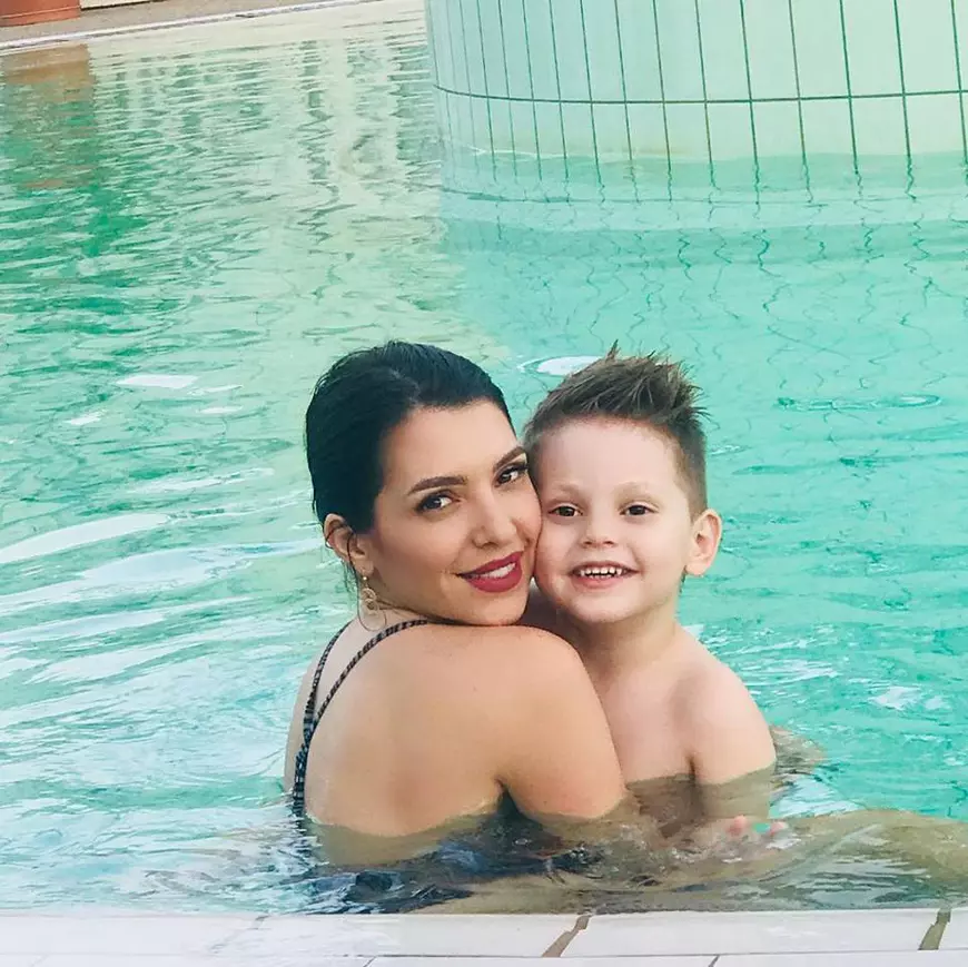 S-au stabilit în Australia, dar n-au uitat limba română. Celia l-a învățat pe fiul ei doar limba maternă