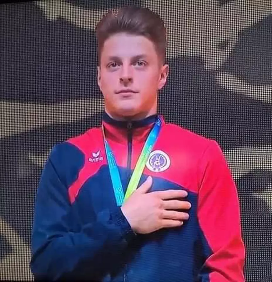 A fost dat de părinți la gimnastică, împreună cu fratele geamăn, pentru că „nu stătea locului”. La 17 ani a devenit campion mondial de juniori la sărituri!