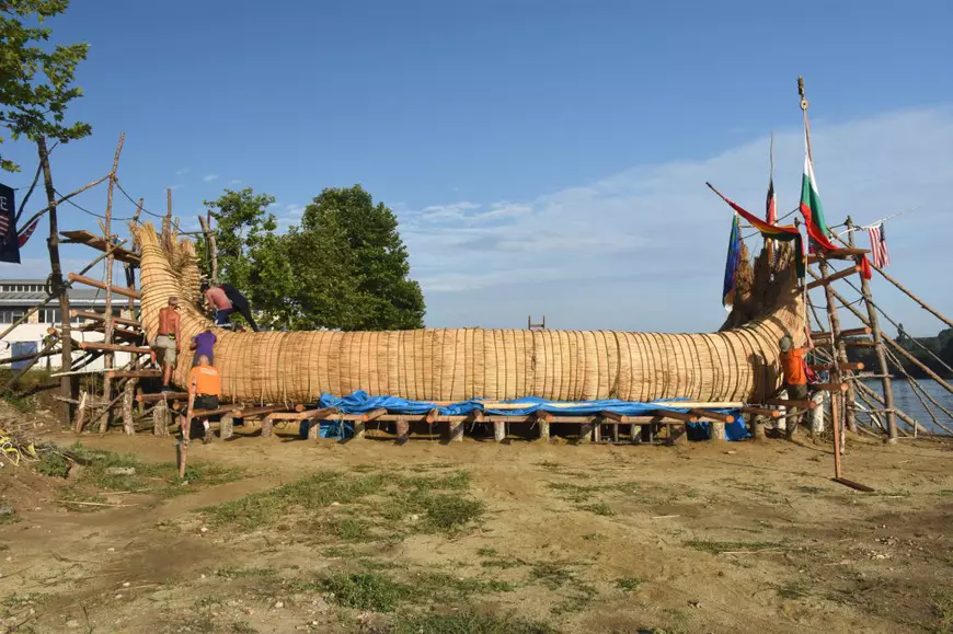 Un grup de exploratori construiesc o ambarcațiune din trestie și vor să navigheze cu ea până în Egipt. Ce vor să demonstreze prin expediția lor / FOTO&VIDEO