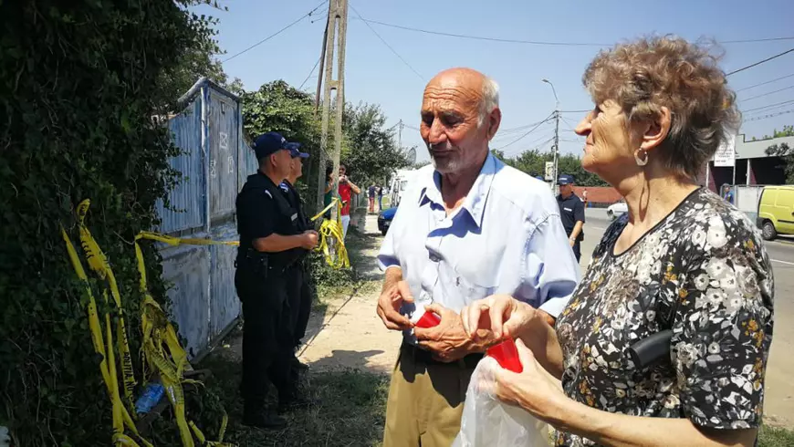 Momentul tulburător în care mama Luizei, fata care a dispărut acum trei luni, aprinde o lumânare lângă casa suspectului Gheorghe Dincă