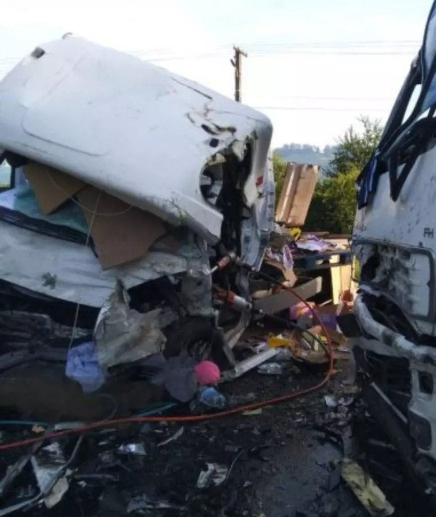 Șoferul unei autoutilitare a murit după ce a fost lovit de un TIR, pe DN1. Traficul e blocat la Sâmbăta de Sus