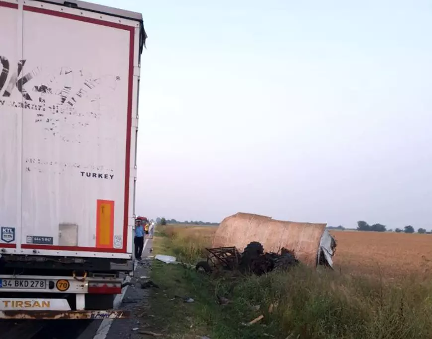 Doi oameni au murit în Mehedinți. Un TIR s-a izbit de un tractor