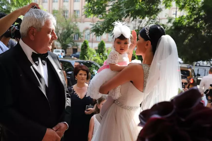 Ce ținută a ales Adelina Pestrițu pentru fiica ei în ziua nunții. Zenaida este frumușică foc!