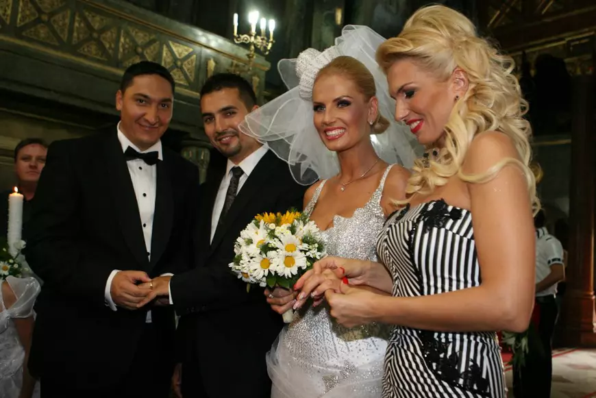 La semafor, cu o ciocolată uriașă sau în fast-food, la bulgari! Cele mai neobișnuite cereri în căsătorie din showbiz