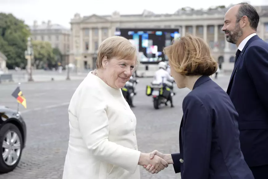 Emmanuel Macron, huiduit de parizieni la defilarea de pe Champs-Élysées! Paradă impresionantă de Ziua Franței