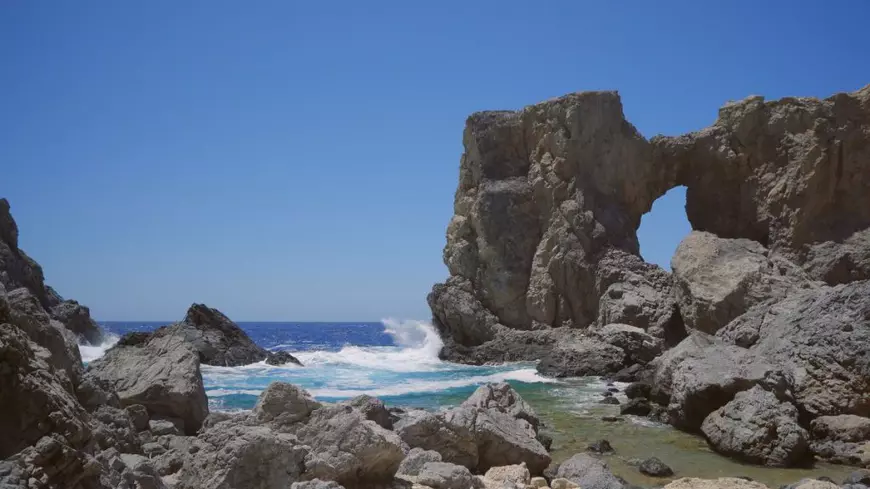 FOTO | Sute de familii ar putea primi bani pentru a se muta pe o insulă de vis din Grecia