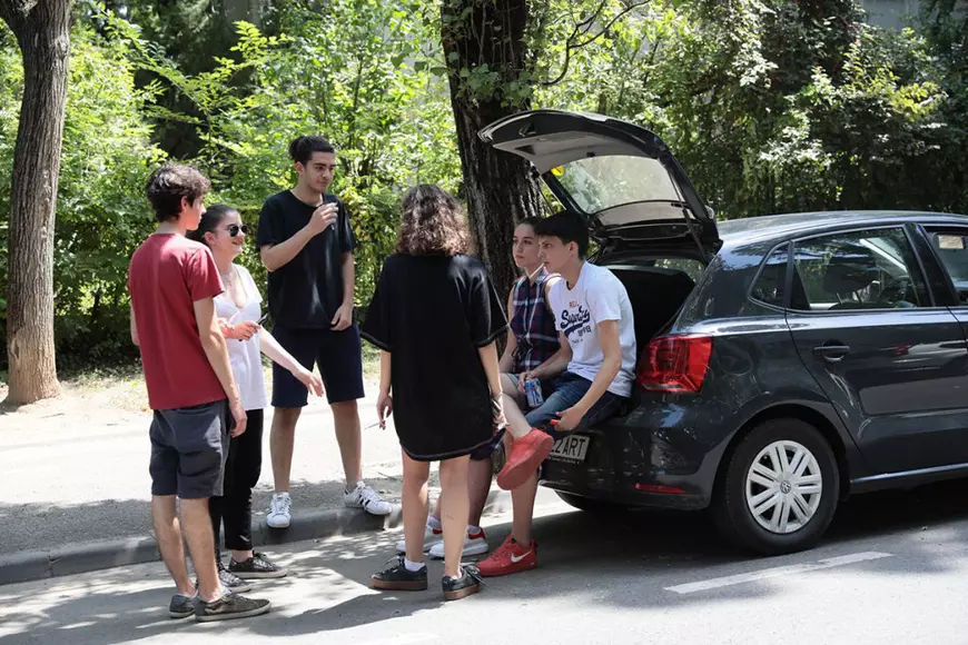BAC-ul la Jean Monnet, liceul  cel mai “de fițe” din Capitală: elevii au renunțat la mașini de lux și au învățat despre comunism!