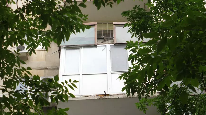 CAMERA ASCUNSĂ | O bătrână de 83 de ani vinde echipamente de protecţie companiei din Primăria Capitalei care luptă cu ţânţarii!