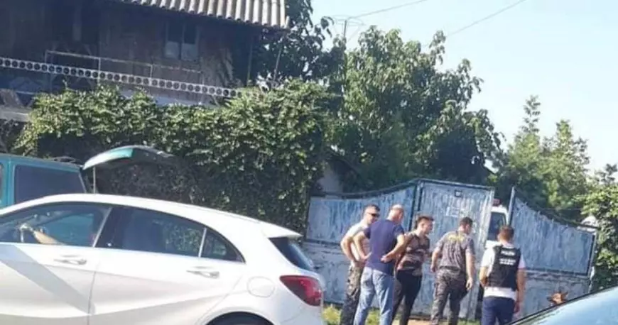 Dispariția celor două tinere din Caracal. Fata de 15 ani a sunat de trei ori la 112 și a dat o adresă găsită pe o carte de vizită. Ce au găsit anchetatorii în casa suspectului