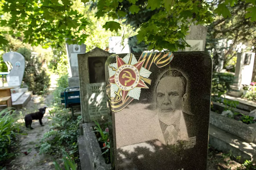Unul dintre cele mai mari cimitire din Europa este în Chișinău. Ocupă cât un cartier bucureștean și se extinde în fiecare an