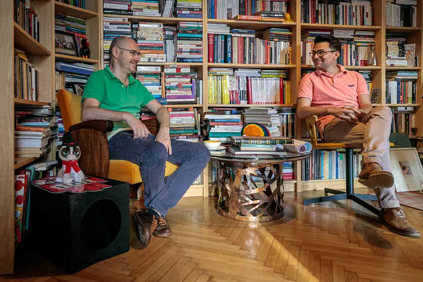 Cei doi bărbați îndrăgostiți, dintre care unul a absolvit Teologia și a fondat prima comunitate de creștini LGBT din România!