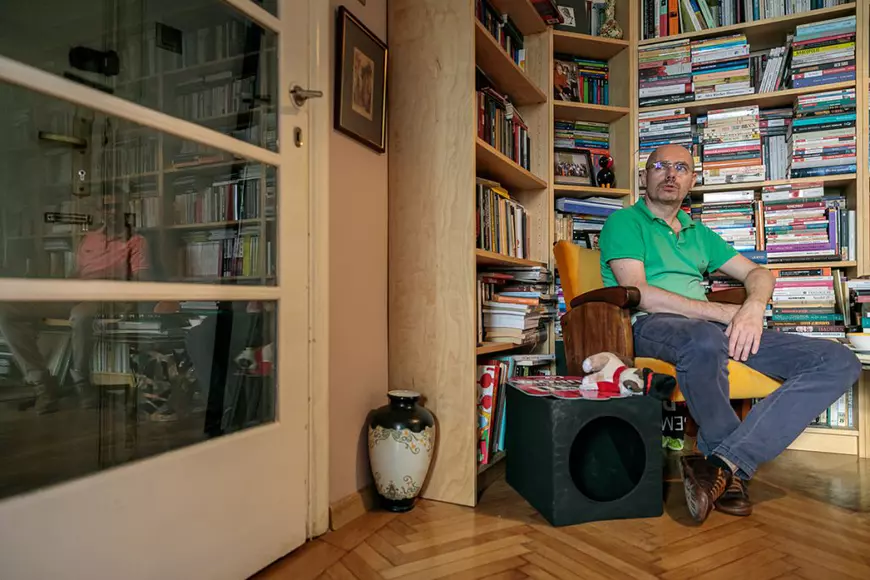 Cei doi bărbați îndrăgostiți, dintre care unul a absolvit Teologia și a fondat prima comunitate de creștini LGBT din România!